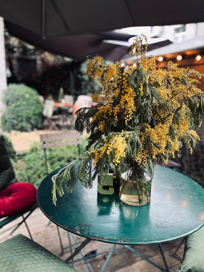 édouard Garden Café Guest *